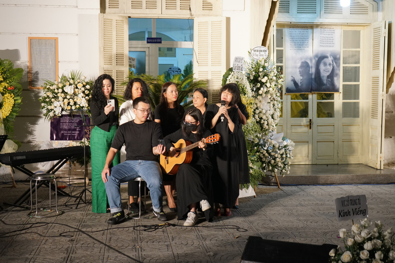 Gia đ&igrave;nh v&agrave; th&acirc;n hữu thể hiện ca kh&uacute;c phổ từ b&agrave;i thơ "D&ugrave; năm d&ugrave; th&aacute;ng" của HPNT trong đ&ecirc;m tưởng nhớ 31/7/2023